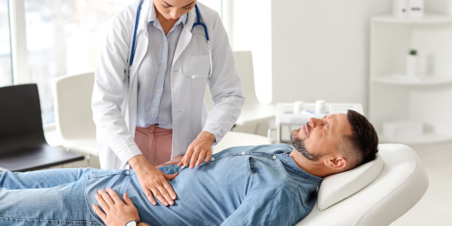 Te duele el estómago o tienes sensación de vacío estomacal? Podrías tener gastritis - Clínica Las Condes